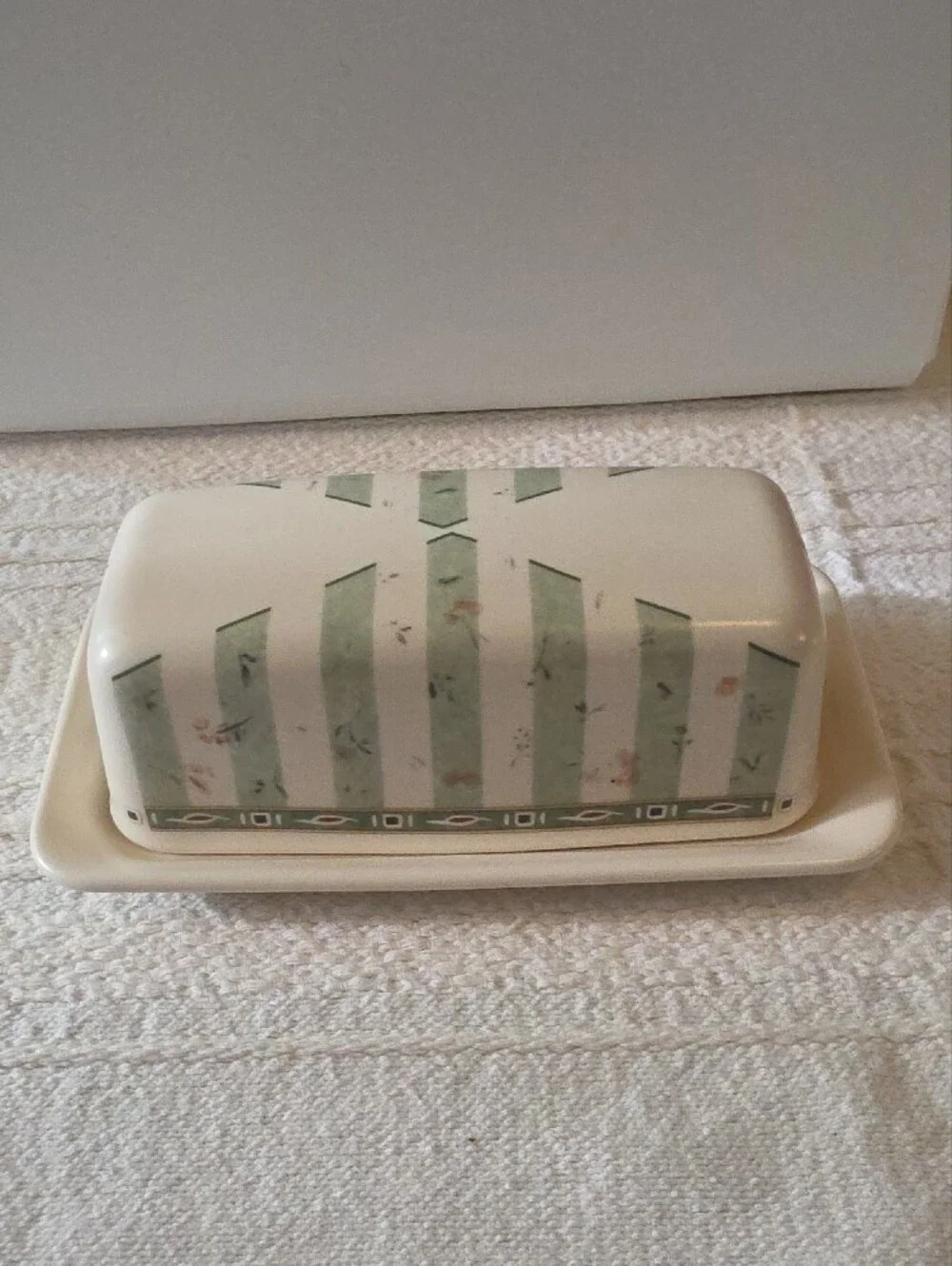 Vintage Pfaltzgraff Naturewood 1/4 lb Covered Butter Dish.